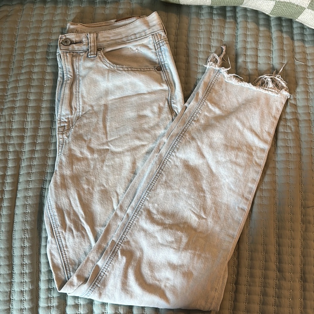 American Eagle Light-Wash Jeans size 6